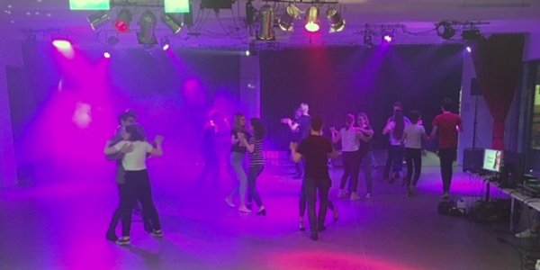 Tanzbegeisterte schwingen das Tanzbein im Hedwig-Kettler-Saal