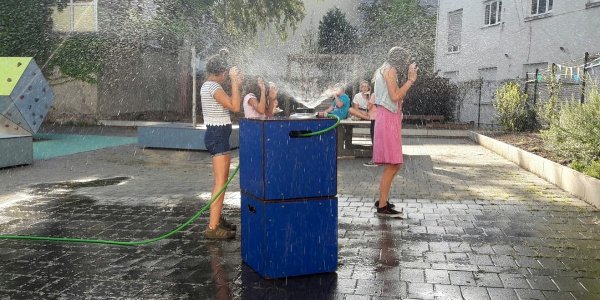 Unterstufen-Sommerparty: Wasser, Eis und Partymusik!