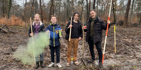 Umwelt- und Garten-AG pflanzen Roteichen im Karlsruher Stadtwald / Ergebnis des Spardaimpuls-Wettbewerbs