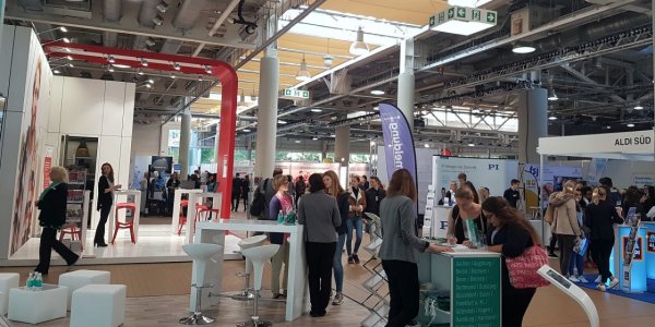 Kursstufe 1 besucht die Berufs- und Studienmesse „Einstieg“ in Karlsruhe