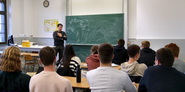 Herr Salomon zu Besuch im Leistungsfach Gemeinschaftskunde