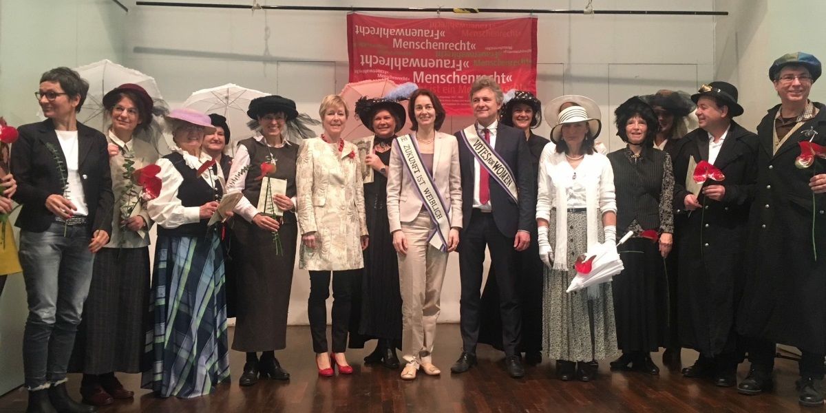 Chorauftritt für die Ministerin