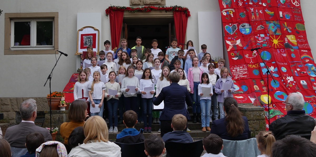 Übergabe des Friedensmantels als Zeichen der Hoffnung