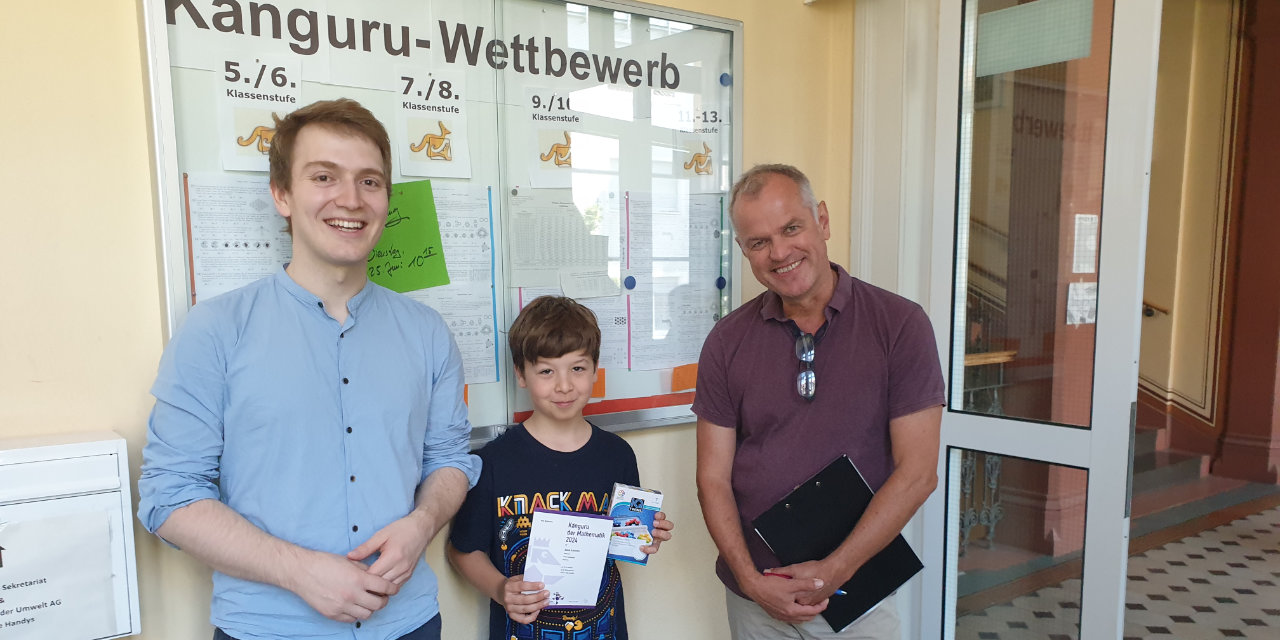Jakob Krentzien gewann zusammen mit vier weiteren Schülerinnen auf Anhieb einen 3. Preis beim Känguru-Wettbewerb 2024. Herr Schütt und Herr Wehrmann waren die ersten Gratulanten bei der Preisübergabe.